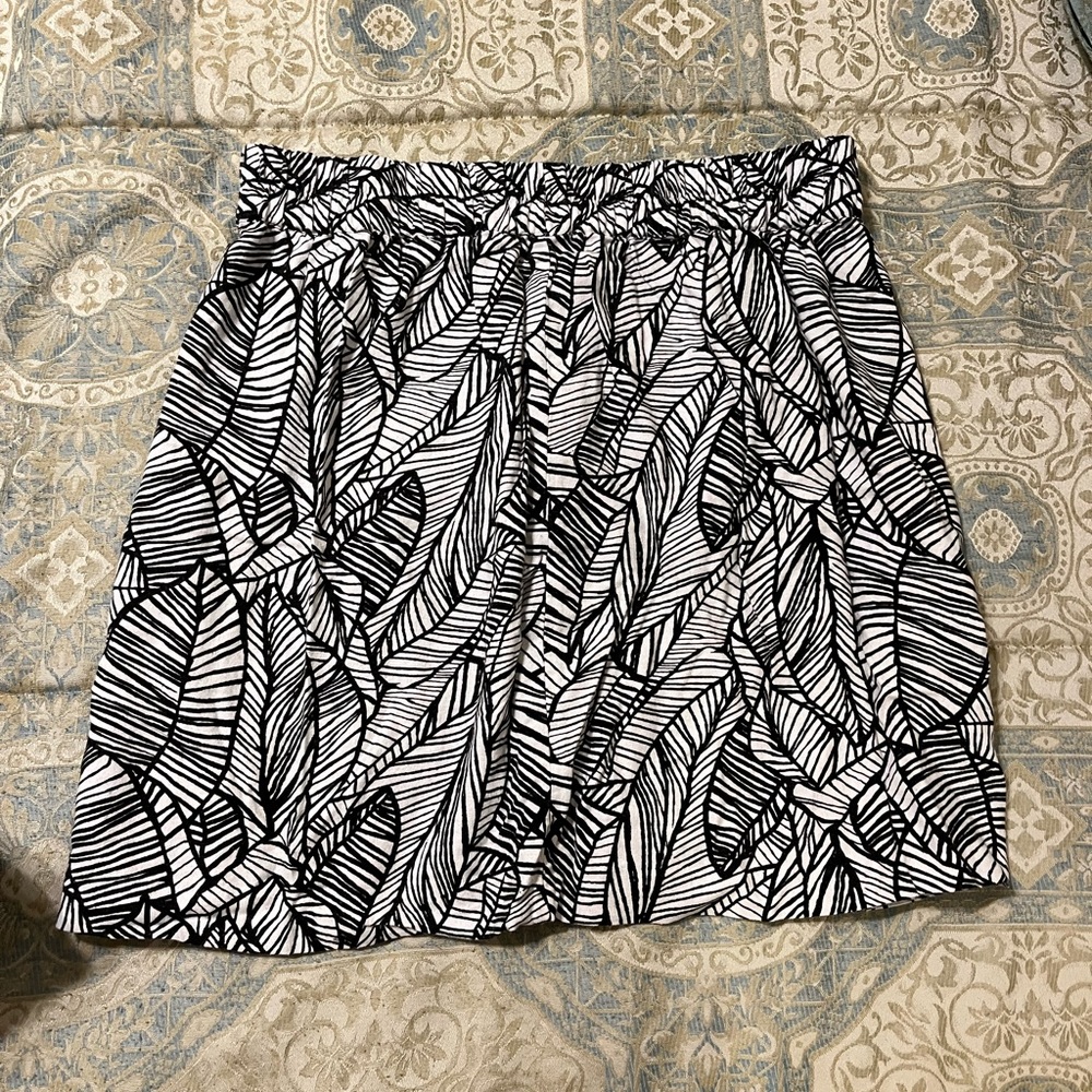 Black and white skirt. Loft outlet.